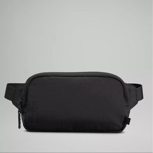black lululemon mini everywhere belt bag